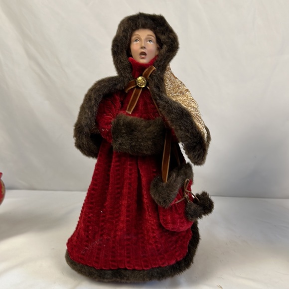 2 Dickens Carolers Adult Figures Valerie Parr Hill Christmas - Picture 5 of 16